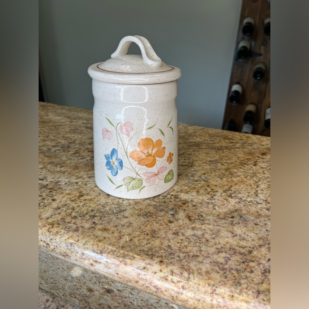 Painted canister